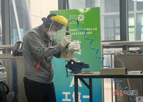 江西九江科技中等專業(yè)學(xué)校工程管理系汽車專業(yè)教師在第八屆全國(guó)職業(yè)院校汽車專業(yè)教師能力大賽中勇奪銅牌